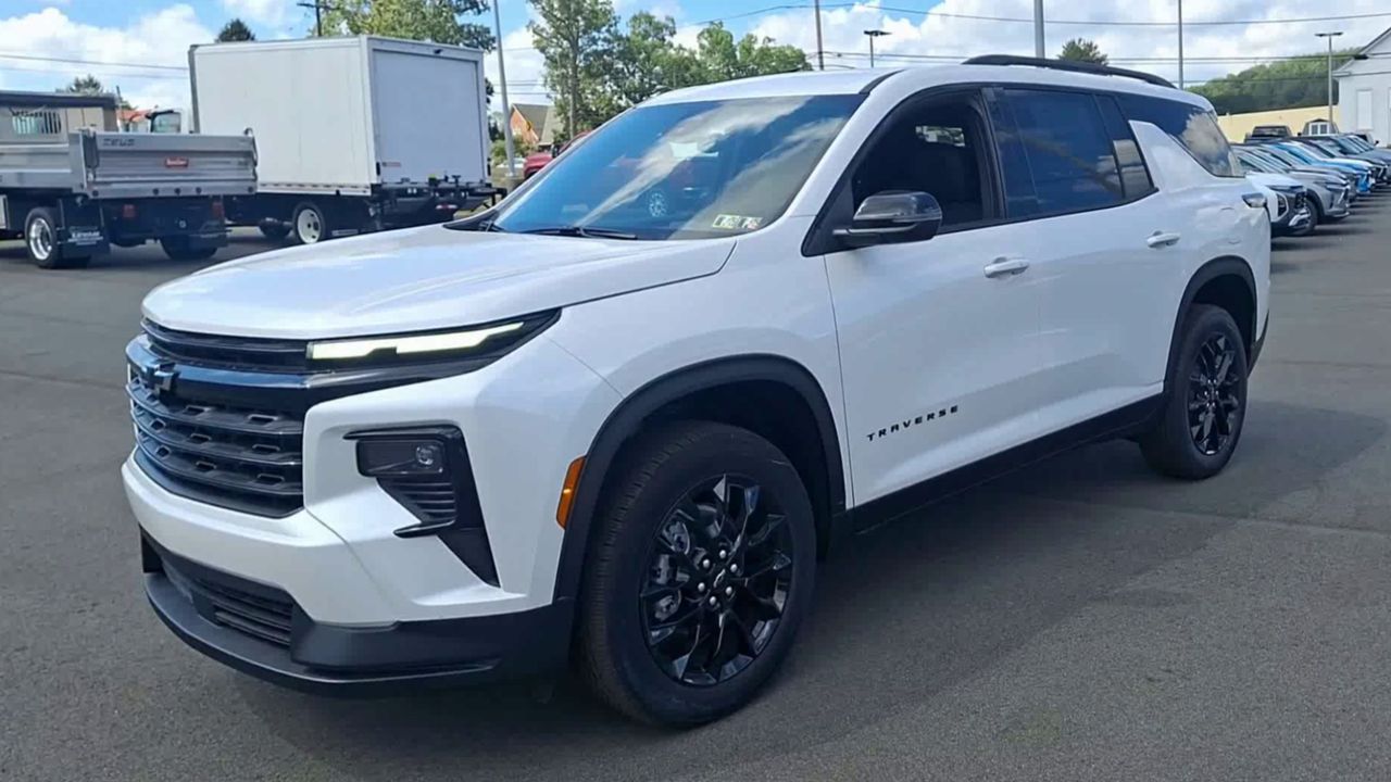 2025 Chevrolet Traverse LT