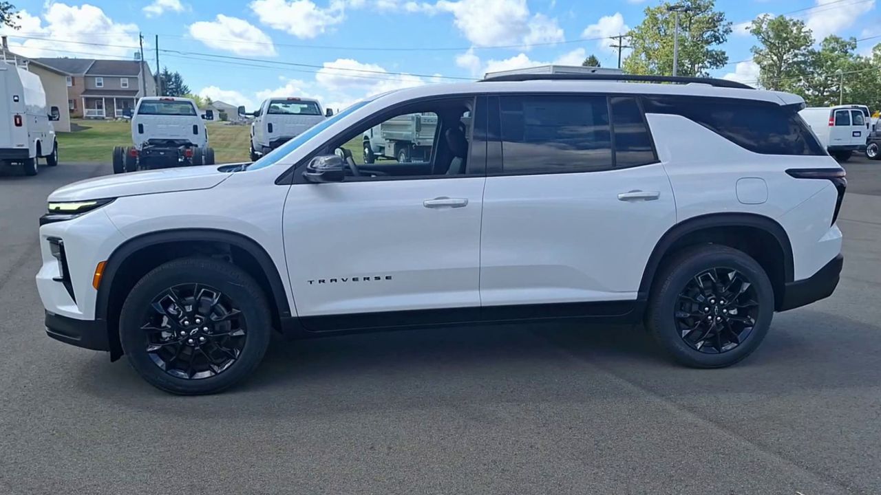 2025 Chevrolet Traverse LT