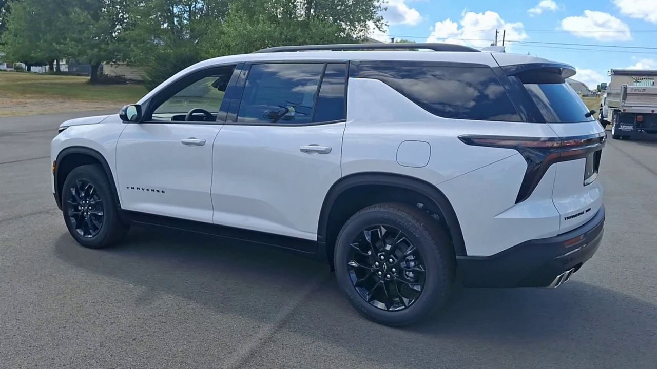 2025 Chevrolet Traverse LT
