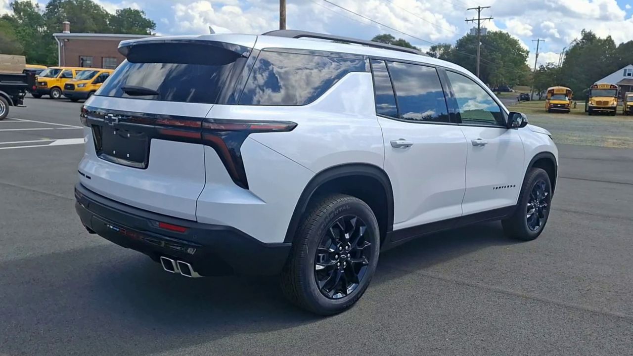 2025 Chevrolet Traverse LT